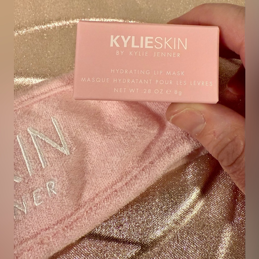 KYLIESKIN by Kylie Jenner Pink Headband and hydrating lip mask set. 🩷